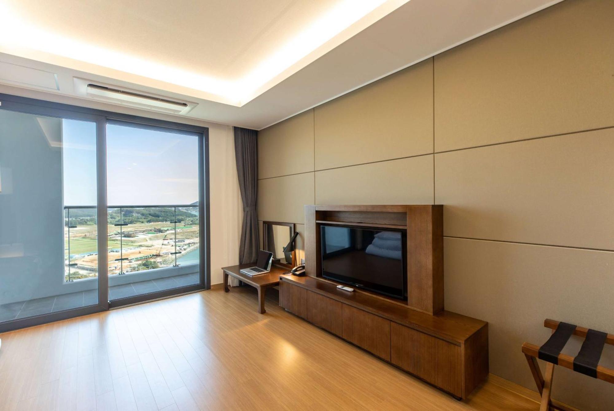 Ramada Plaza by Wyndham Dolsan Yeosu Hotel Bagian luar foto