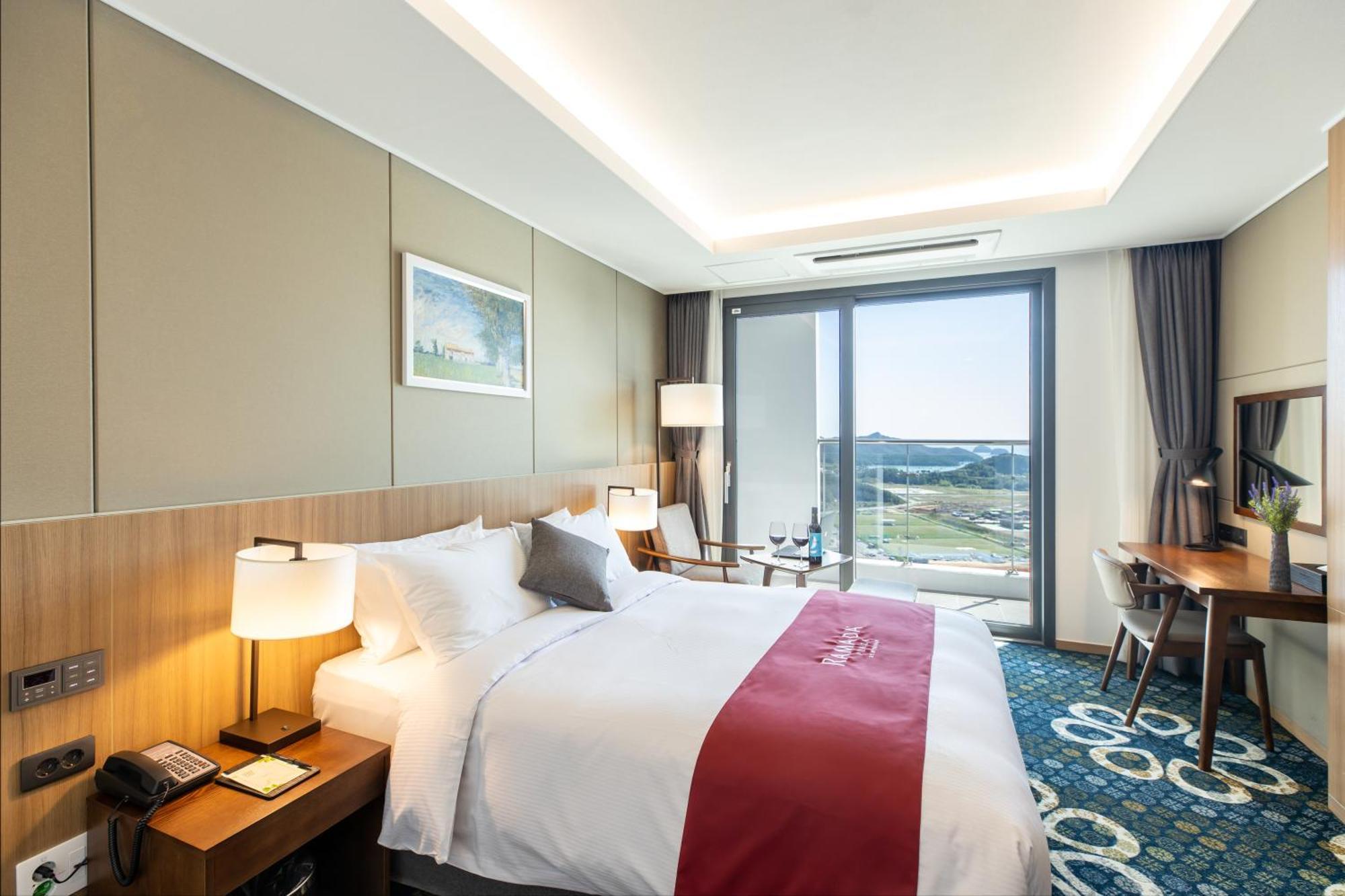 Ramada Plaza by Wyndham Dolsan Yeosu Hotel Bagian luar foto